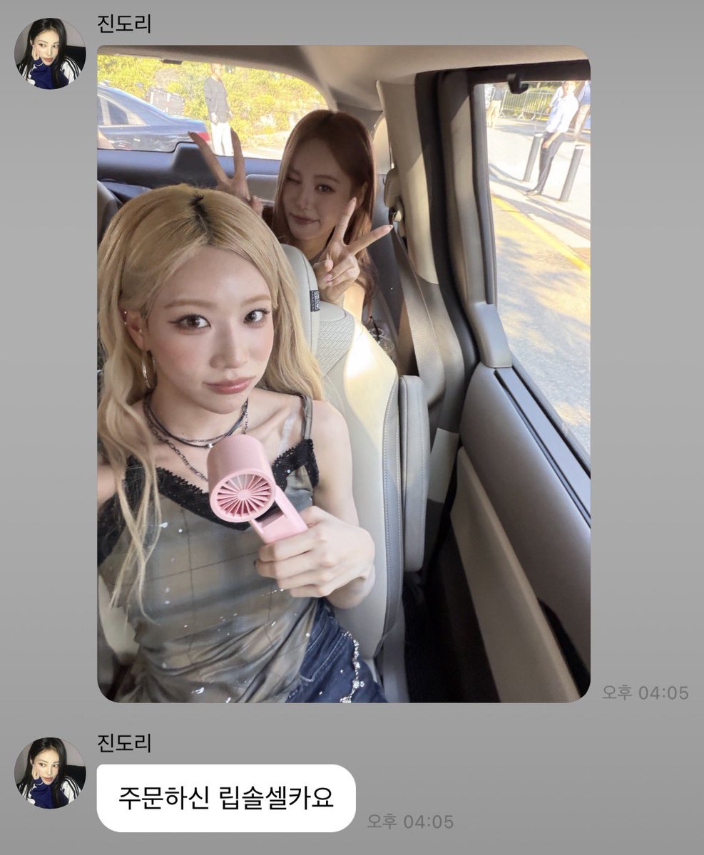 mummmzz's tweet photo. 퇴근길에 창문닫고 대기하는 차 앞에서 스케치북 펄럭거리고 잇엇는데 바로 셀카 주는거 착순이 ㅇㅈ이요ㅋㅋ https://t.co/9NjVJNuhIy