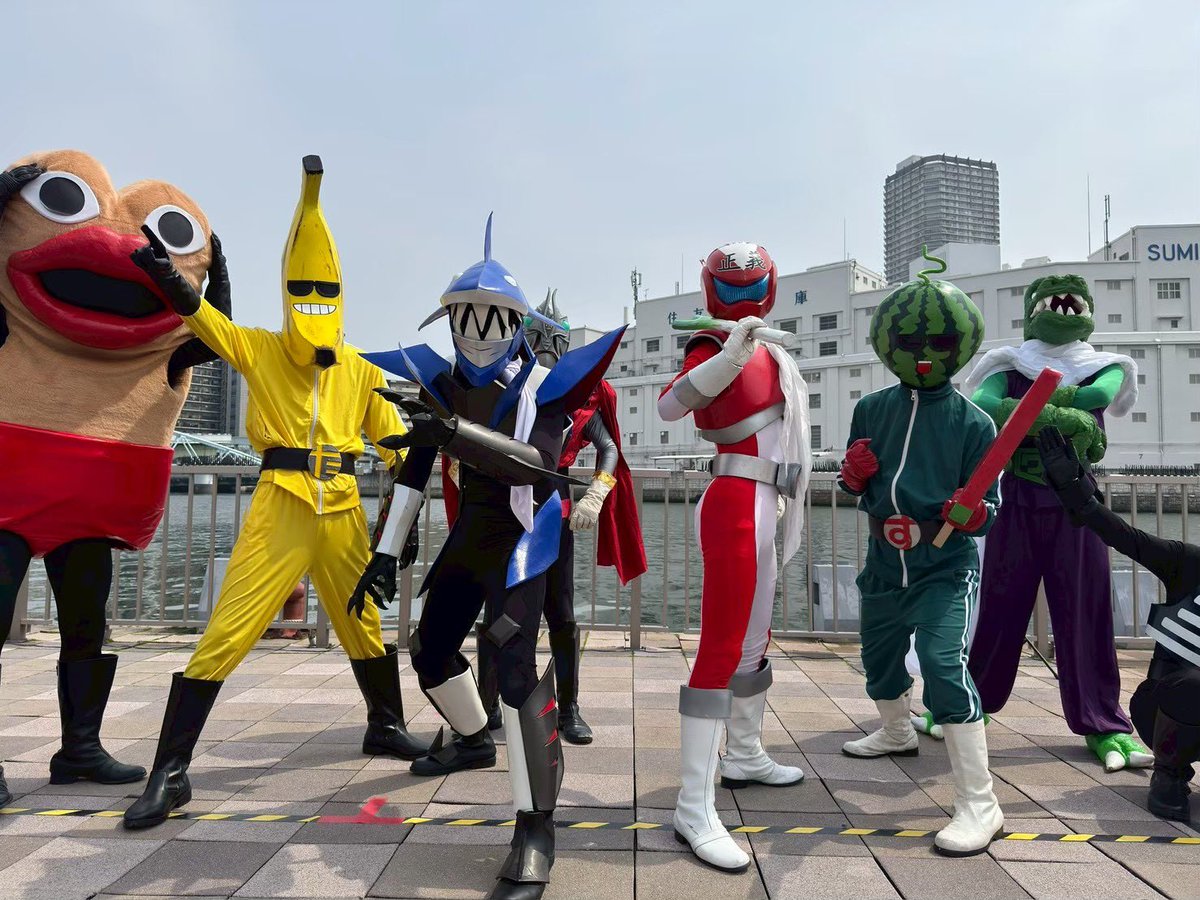 AZUMAKYOOTO's tweet photo. 【告知】
9/27 第60回ざこばの朝市にて仮面戦士ナイスマンショーが行われます！
なんと！第58回でのショー以来、再びさめマンが駆けつけるぞ！
さめマンとナイスマンを応援して無料配布のさめマンカードを手に入れよう🦈
#仮面戦士ナイスマン #さめマン #ローカルヒーロー https://t.co/QWkJ0ZzRXc