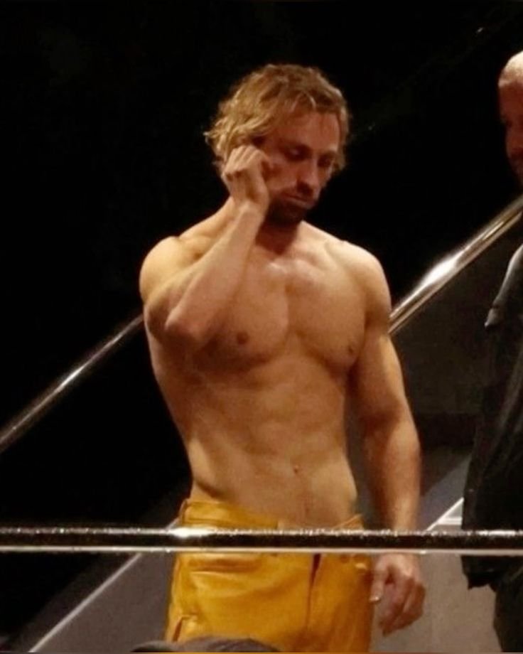 Avourrito's tweet photo. chest to chest. boobs pressed together... #coltryder #tomcolt https://t.co/JjvO2A87ad