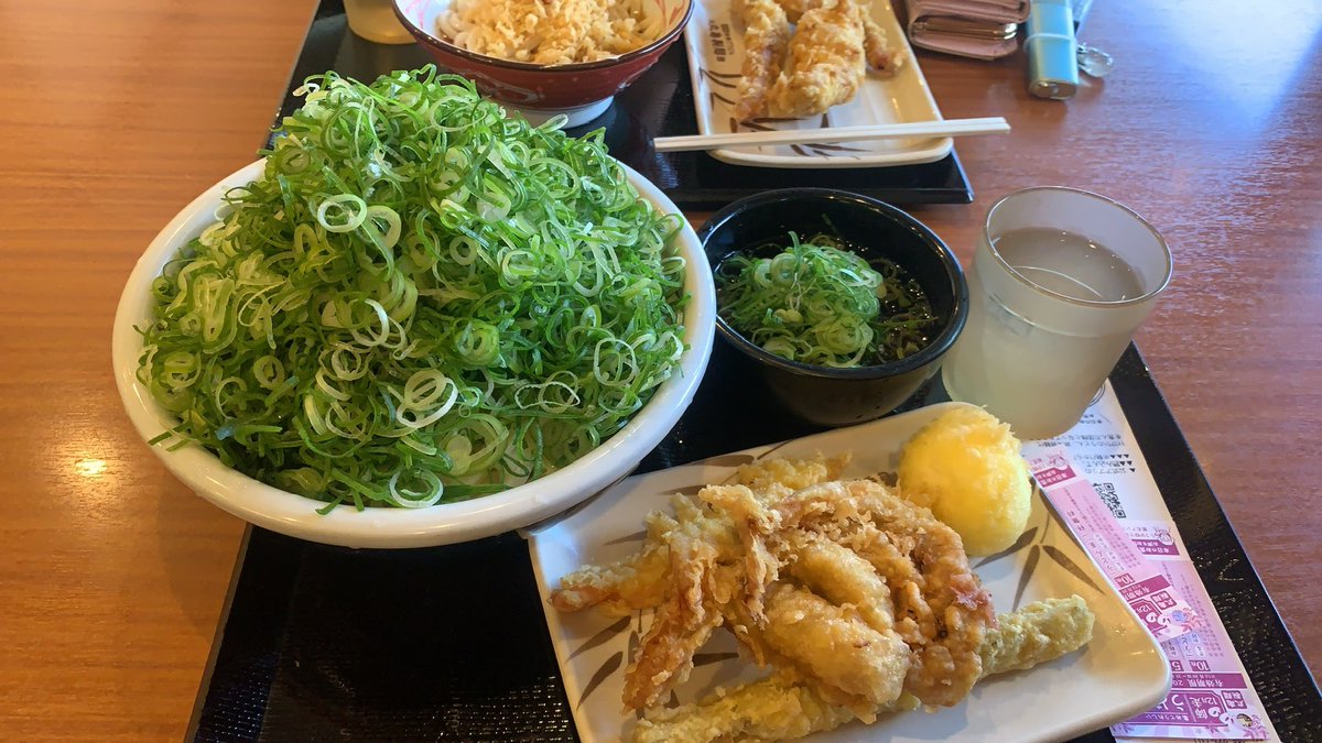 baba_nmz2's tweet photo. 丸亀製麺ッス

ざるうどん得にねぎ山盛りで食べるッス

ねぎ好きなので、お店に申し訳ないと

思いながらねぎを盛ってると

顔見知りの店員さんに今日は少なめですねって

言われたッスｗ

なのでさらに盛ったッス！ https://t.co/2QWJpNrNuI