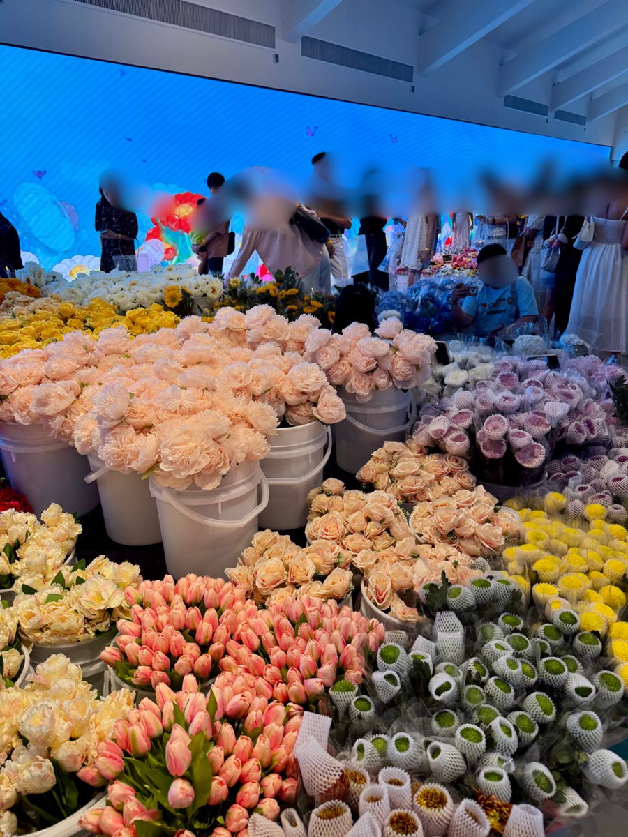 thaiscout39's tweet photo. Bangkok flower festivalに行ってきました〜！　
パーククローン花市場の奥にあるYodpiman Riverwalkで開催されています！

入場料150バーツ(約750円)がかかりますが、花に関連したアート展示が楽しめて、1人一本、お花も貰えます！(私はガーベラを貰いました😌)

一本10バーツ(50円)からお花を購入することもできますよ🌷🌹

サイアム博物館やワットアルンが眺められるレストランからも近いので、リバーサイドでのお散歩ついでに寄ってみてください💐

イベント概要はこちら↓
https://t.co/AcWegCqPDT