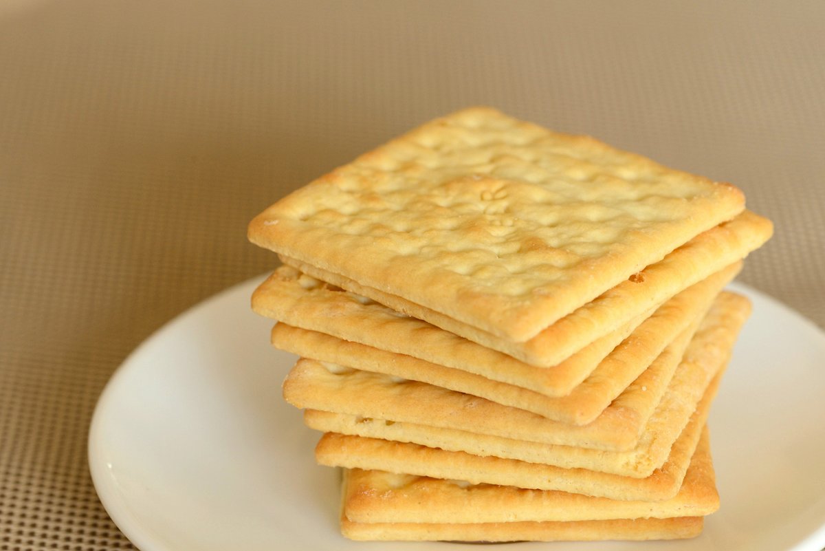 SeasonBabbf4f2's tweet photo. Just found the perfect match for my mid-work slump: crispy seaweed crackers + iced lemon tea  Passing a pack to every friend scrolling through—drop a  if you need a snack pick-me-up too!， https://t.co/tdWY1EORIB