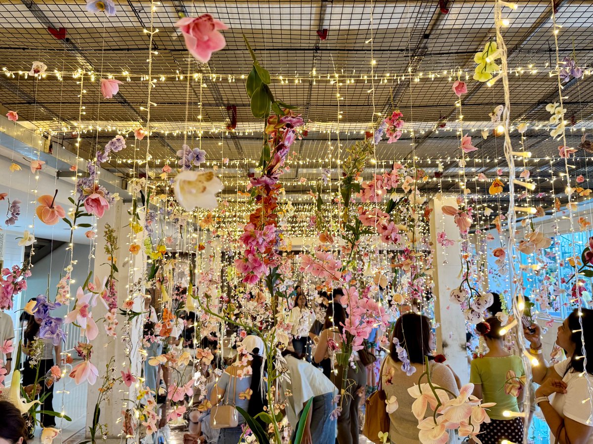 thaiscout39's tweet photo. Bangkok flower festivalに行ってきました〜！　
パーククローン花市場の奥にあるYodpiman Riverwalkで開催されています！

入場料150バーツ(約750円)がかかりますが、花に関連したアート展示が楽しめて、1人一本、お花も貰えます！(私はガーベラを貰いました😌)

一本10バーツ(50円)からお花を購入することもできますよ🌷🌹

サイアム博物館やワットアルンが眺められるレストランからも近いので、リバーサイドでのお散歩ついでに寄ってみてください💐

イベント概要はこちら↓
https://t.co/AcWegCqPDT