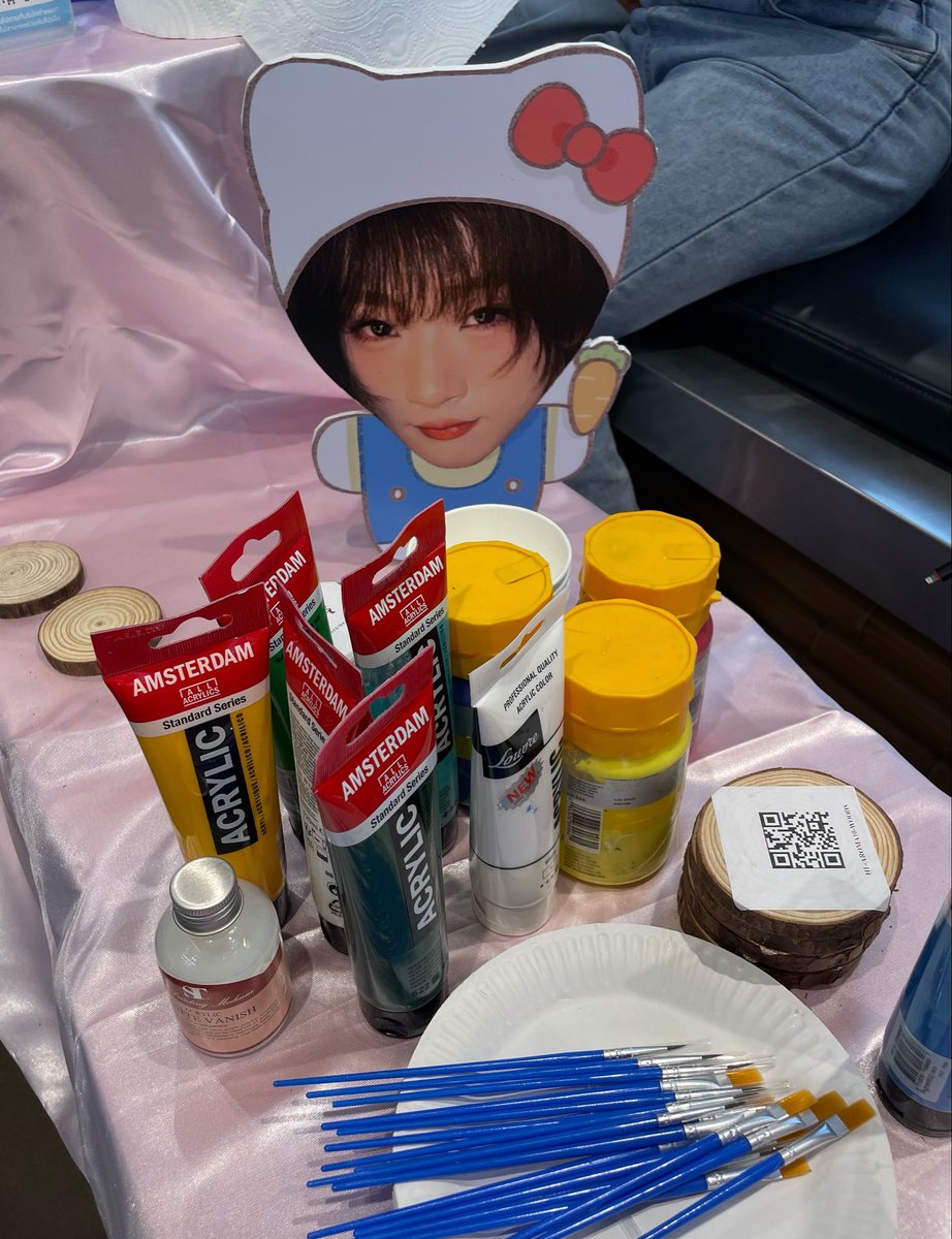 huyetaofanTH's tweet photo. ตอนนี้ workshop เริ่มแล้วค่า ใครว่างแวะมาร่วมกิจกรรมระบายสีที่รองแก้วสนุกๆ กันได้นะคะ 

และในเวลา 18.00 น. จะมีเป่าเค้กวันเกิดร่วมกัน มาร่วมเป่าเค้กวันเกิดล่วงหน้าให้กับหูเย่เทากันเยอะๆ นะคะ🥕🧡

📍ร้าน CHAPANDA สาขาจุฬา-บรรทัดทอง
⏰ วันนี้ 10.30 - 18.30 น.

#Happy26thHuyetaoDay
#หูเย่เทา #Huyetao #胡烨韬 
#NexT1DE_HUYETAO