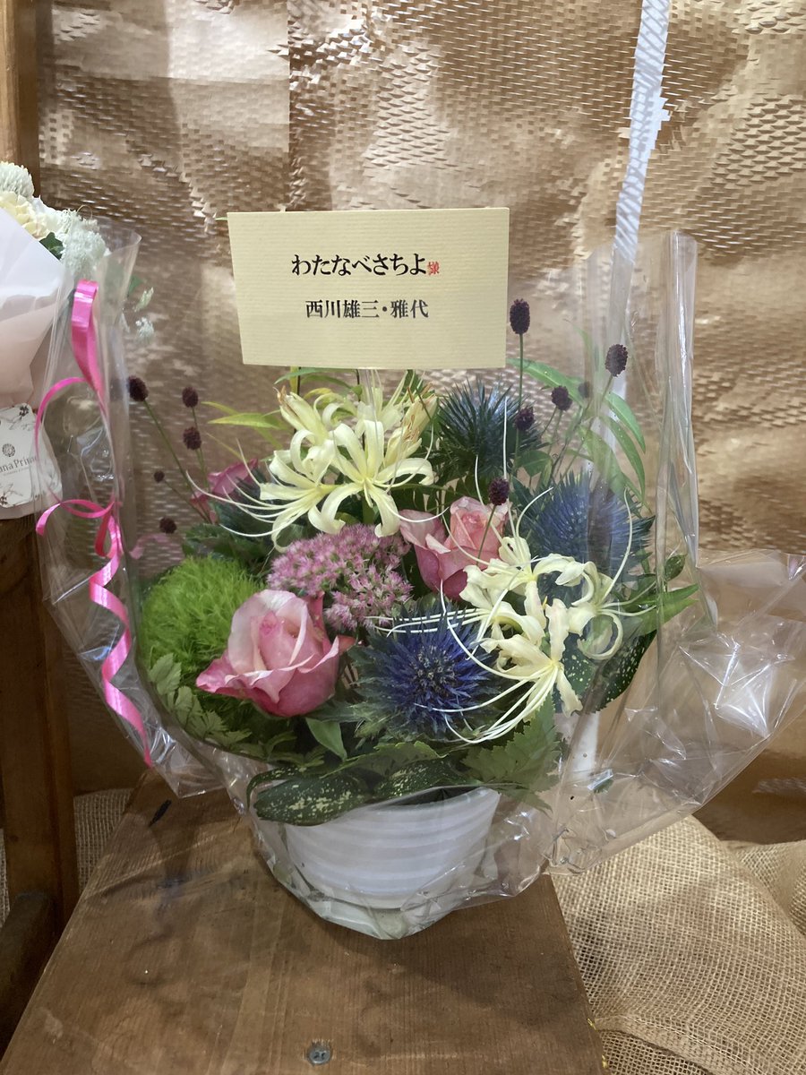 parabook's tweet photo. 雨の中ですがたくさんのお客様に作品をめくっていただいております！
わたなべさちよさん(@crowsw )お目当てのお客様よりお花をいただきました。ありがとうございます(o^^o) https://t.co/764NXIyRxm