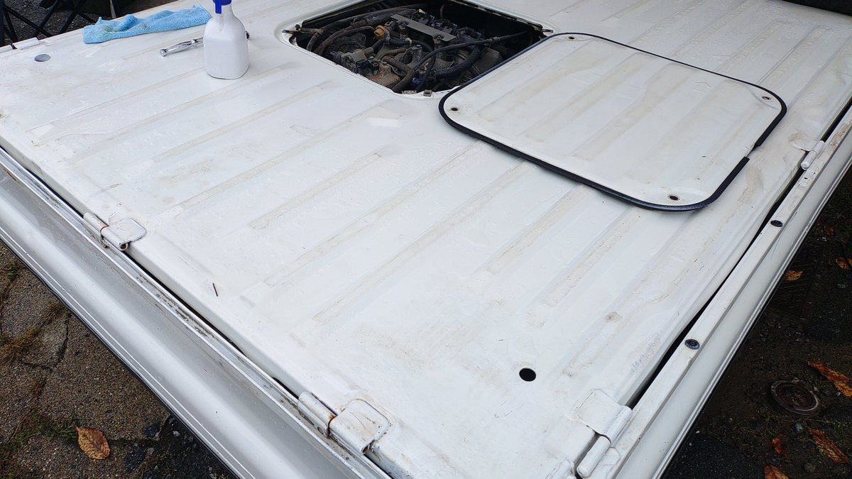 tougoukikaku's tweet photo. 洗車してたらエンジンルームの蓋のUクリップが無くなってる事を発見！
荷台後端の穴塞ぎも紛失してるので部品注文
少しずつ元気になっていくアクティさん
#アクティトラック　#HA9 #細かいメンテナンス https://t.co/zBr29bfYDQ
