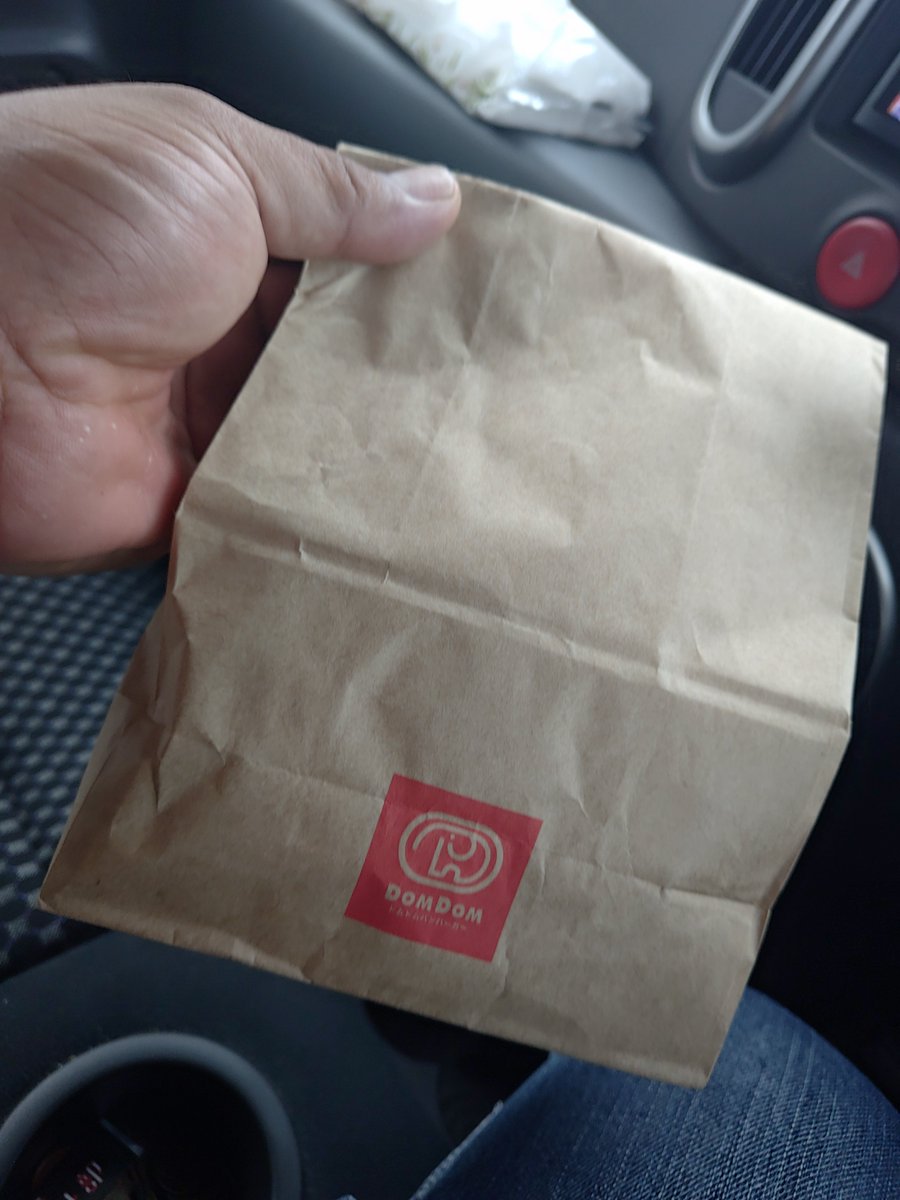 flstsb_11's tweet photo. 蟹バーガー食べに1時間以上かけて来たけど、梨バーガーくっそ美味いやないか！
#ドムドムバーガー https://t.co/kxpS4N4P8W