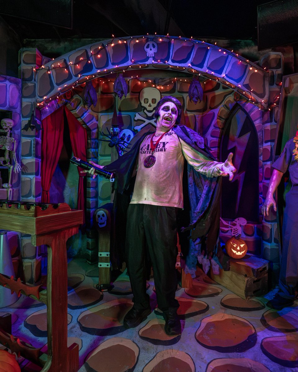 HorrorNightsORL's tweet photo. h.r. bloodengutz knows camp https://t.co/UhzlLQGwBx