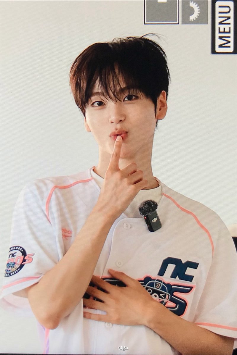 sign1130's tweet photo. 260920 엔씨 다이노스 #CRAVITY #형준 #크래비티 #HYEONGJUN 
내비타민🥺🥺🥺🥺넘무기야워 오늘부터 내 고향 창원🙂‍↕️ https://t.co/mqQRFhPLnL