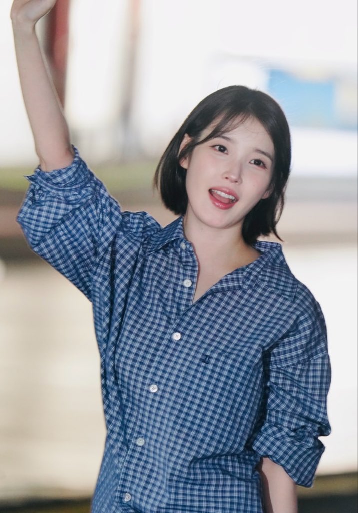 ou_seumojeiuy's tweet photo. 260920 아이유 무대인사 퇴근

#아이유 #IU https://t.co/ISoe6kI63M