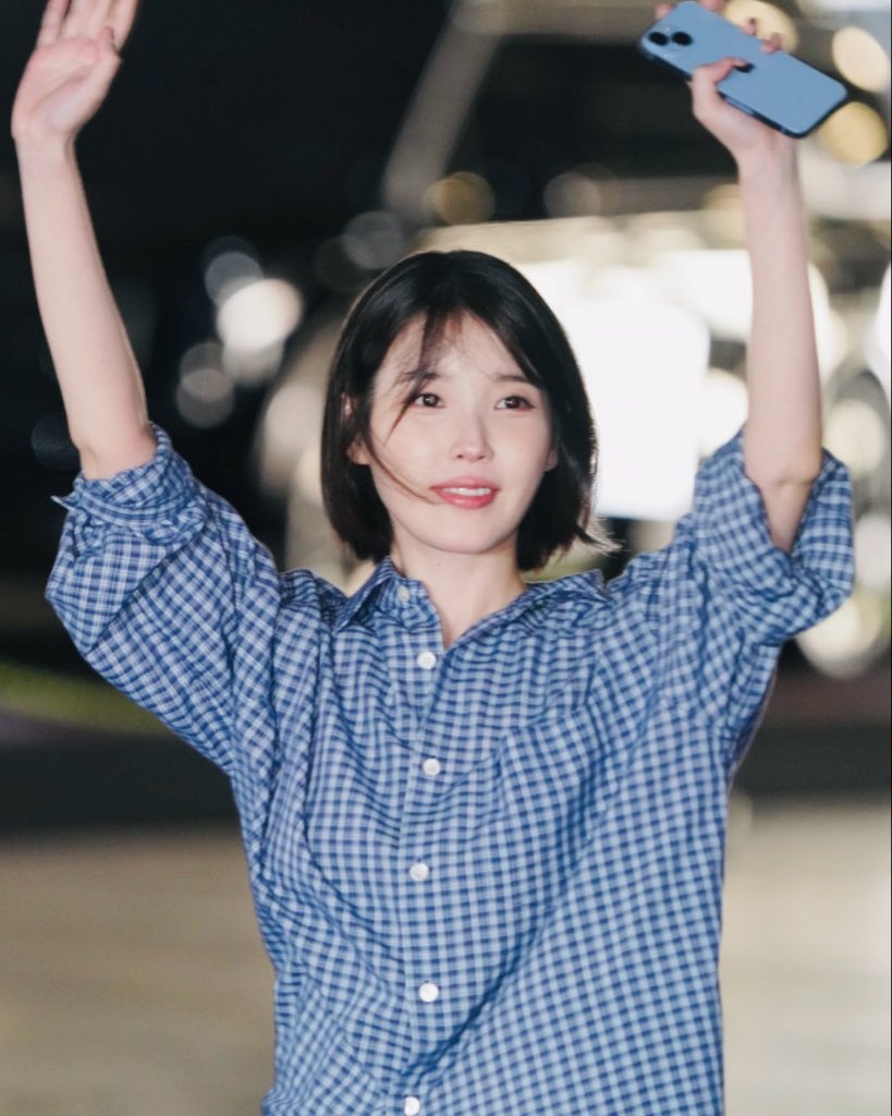 ou_seumojeiuy's tweet photo. 260920 아이유 무대인사 퇴근

#아이유 #IU https://t.co/ISoe6kI63M
