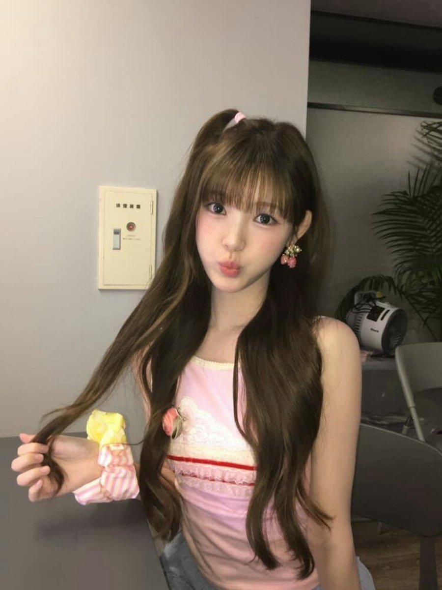 yooharmm's tweet photo. today’s little look is brought to you by me and my apple hair. i don’t know what it is about this hairstyle, but every time i wear it, i somehow end up feeling extra cute. looks like my apple era isn’t ending anytime soon. :p https://t.co/b8BE4T2CLp