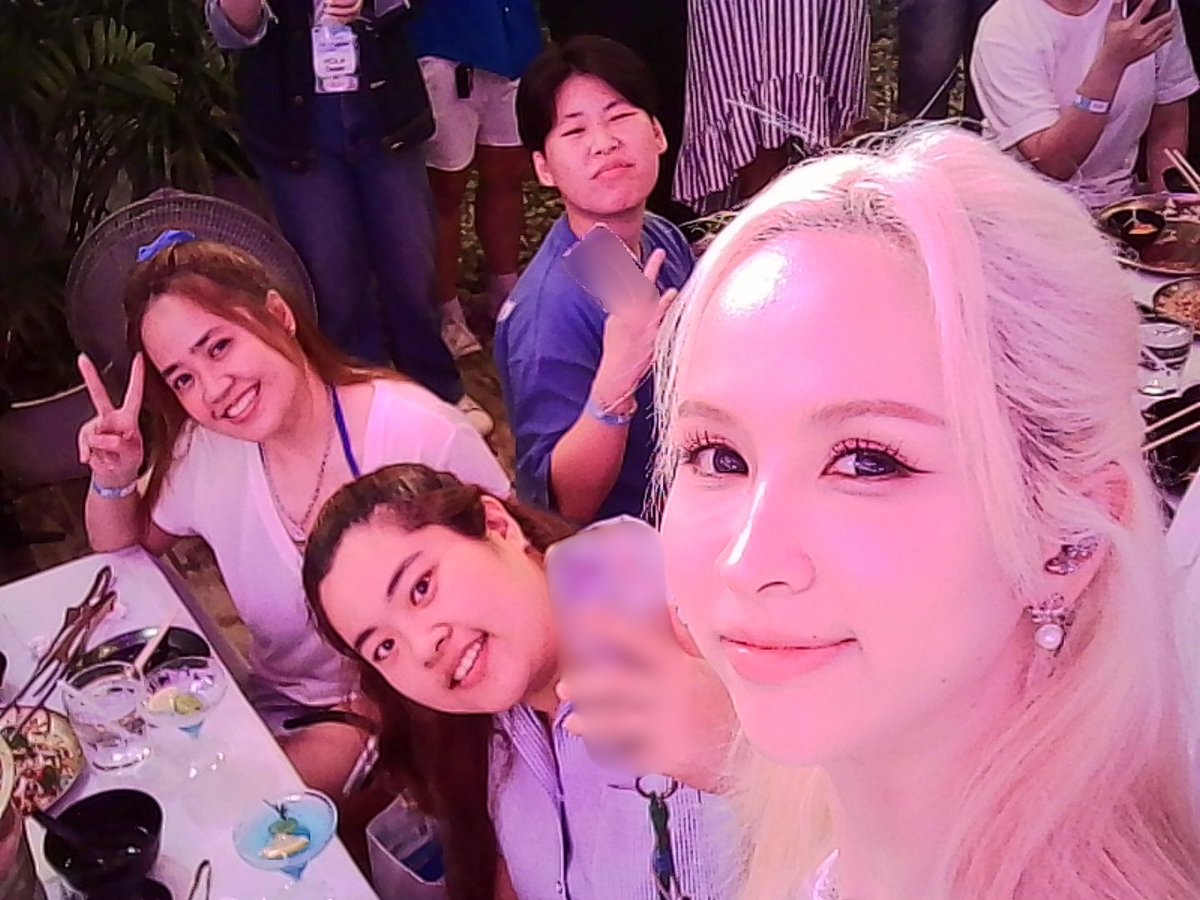 WeLoveHadaLabo's tweet photo. 4EVE Cam: ติดเริ่ดเลยล่ะอัลบั้มนี้ 💖✨ มาดูฝีมือรูปสวยๆ จากแฮนน่าคนสวยขาของพวกเรากัน!

#HadaLabox4EVEอีสอีสหมูทะ
#4EVEGirlLikeGrillGlow
#4EVExHadaLabo
#Hannah4EVE #4EVE https://t.co/icEL66zqRj