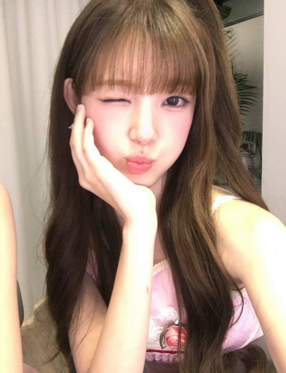 yooharmm's tweet photo. today’s little look is brought to you by me and my apple hair. i don’t know what it is about this hairstyle, but every time i wear it, i somehow end up feeling extra cute. looks like my apple era isn’t ending anytime soon. :p https://t.co/b8BE4T2CLp