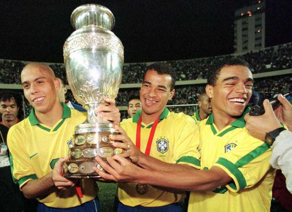 90sfootball's tweet photo. Ronaldo, Cafu and Denilson 🇧🇷 https://t.co/yaLjMPXhmM