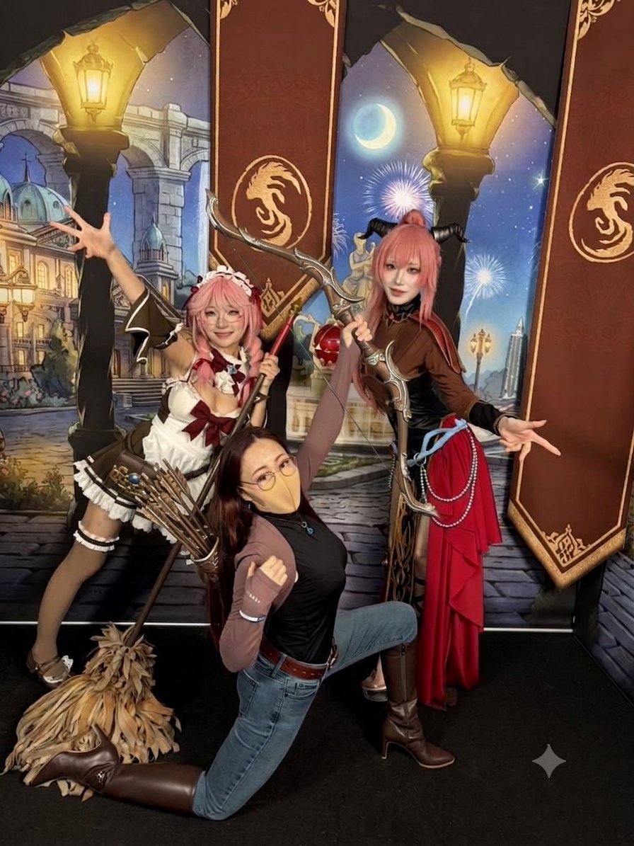 gogo_agechan's tweet photo. 写真で見るメイドさんも黒魔さんも可愛かったのにやっぱ実物は更に可愛かったわ〜😍
一緒に撮っていただけてアゲおばちゃん感激ｗ
弓はAIのジェミニに作って貰いました😂
#Redstone
#TGS2026
#レッドストーン https://t.co/8mcS0rFcT0
