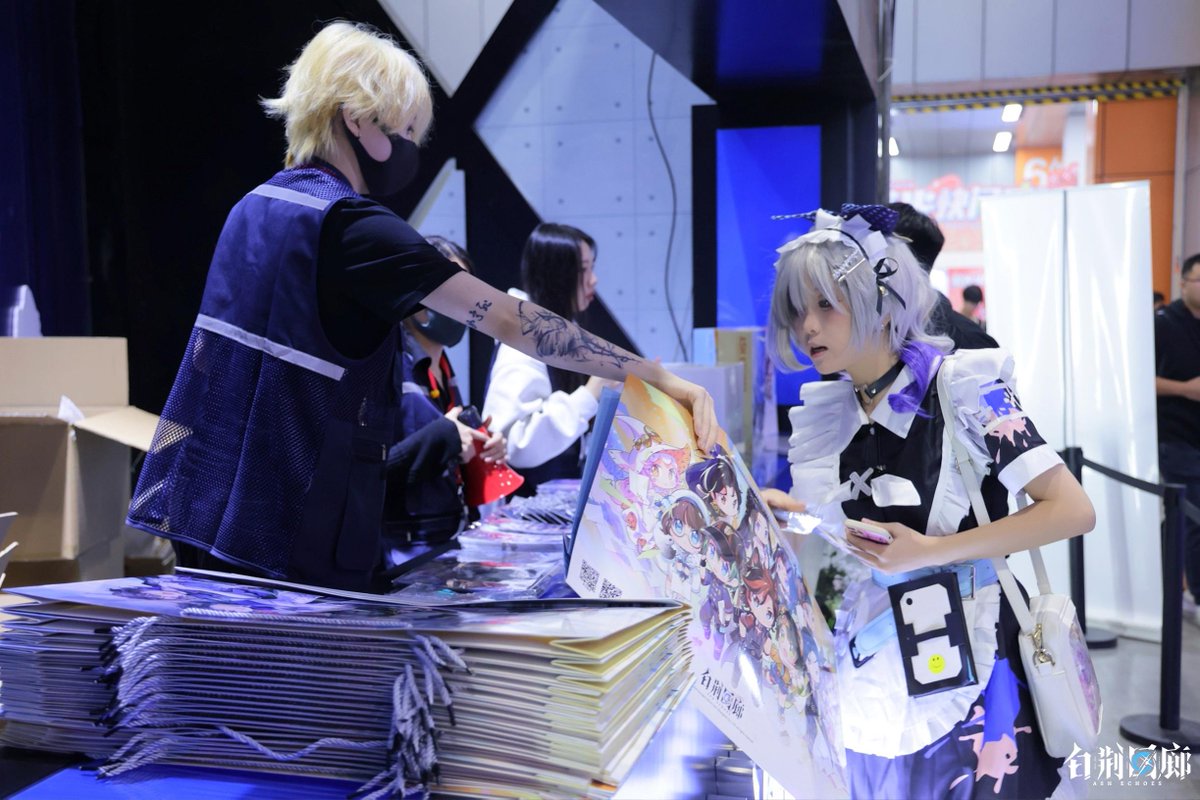 ariad074063's tweet photo. Just checked in at the annual Comic Con! Filled with amazing cosplays, cool artworks and a ton of fun!  #ComicCon #AnimeEvent https://t.co/x04EcRk5pV