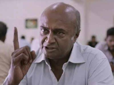 Cineeloop's tweet photo. “கல்யாணம் பண்ணிக்கிட்டா நல்லா இருக்கும்… Wife, குழந்தைன்னு சந்தோஷமா வாழலாம்…”ன்னு சொல்றாங்கலே… நம்பாதீங்க. 😂

கோடில 10 பேருக்கு வேண்டும்னா அப்படி ஒரு happiest life அமையலாம்… எல்லாருக்கும் அப்படி இருக்காது.

ஒரே தலைவலி மயிரா இருக்கு. 😮‍💨
Weekend-ல கூட வீட்டுல நிம்மதி��ா இருக்க முடியல.

குடும்பத்தோட ஒண்ணா இருந்தா மாமியார்–மருமகள் சண்டை வருது…
தனியா வந்தா இங்க அதுக்கும் மேல ஏதோ ஒரு பிரச்சனை. 🤦‍♂️

அதுவும் குழந்தைகள் பேசுற விஷயத்துல இன்னும் கொடுமை.
Wife வீட்டுல இருக்கிறவங்ககிட்ட குழந்தைகள் பேசினா, மணிக்கணக்கா பேசினாலும் சந்தோஷமா சிரிச்சு ரசிக்கிறாங்க.

அதே குழந்தைகள் எங்க வீட்டுல தாத்தா, பாட்டிகிட்ட பேசினா மட்டும்,
“எவ்வளவு நேரம் பேசி��்டு இருக்க? கண்ணு வலிக்கும்… வாய் வலிக்கும்…”ன்னு ஏதாவது ஒரு காரணம். 🤦‍♂️

அவங்க வீட்டுல பேசுறது மட்டும் மணிக்கணக்கா பேசலாம்…
எங்க வீட்டுல பேசுனா மட்டும் ஏன் இப்படி ஒரு எண்ணம் வருதுனே தெரியல.

சும்மா சொல்வாங்க…
“சார், கல்யாணம் பண்ணிக்கிட்டா வாழ்க்கையே மாறிடும்… நல்லா இருக்கும்”னு. 

நல்லா இருக்கும்…
ஆனா அது கொஞ்ச காலம் தான் போல. 😮‍💨