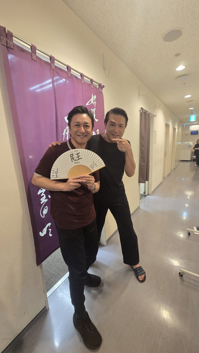 besshotetsuya's tweet photo. ミュージカル民王！
東京公演　本日　折り返し！
雨のなか　ご来場ありがとうございます！
同い年！　石丸幹二さんもご観劇！
かんじぃ～！(笑)　忙しいのにありがとうねー！ハリポタも、頑張ってねぇー！

別所哲也より！
#ohayomorning https://t.co/rZzjLUQ1Q3