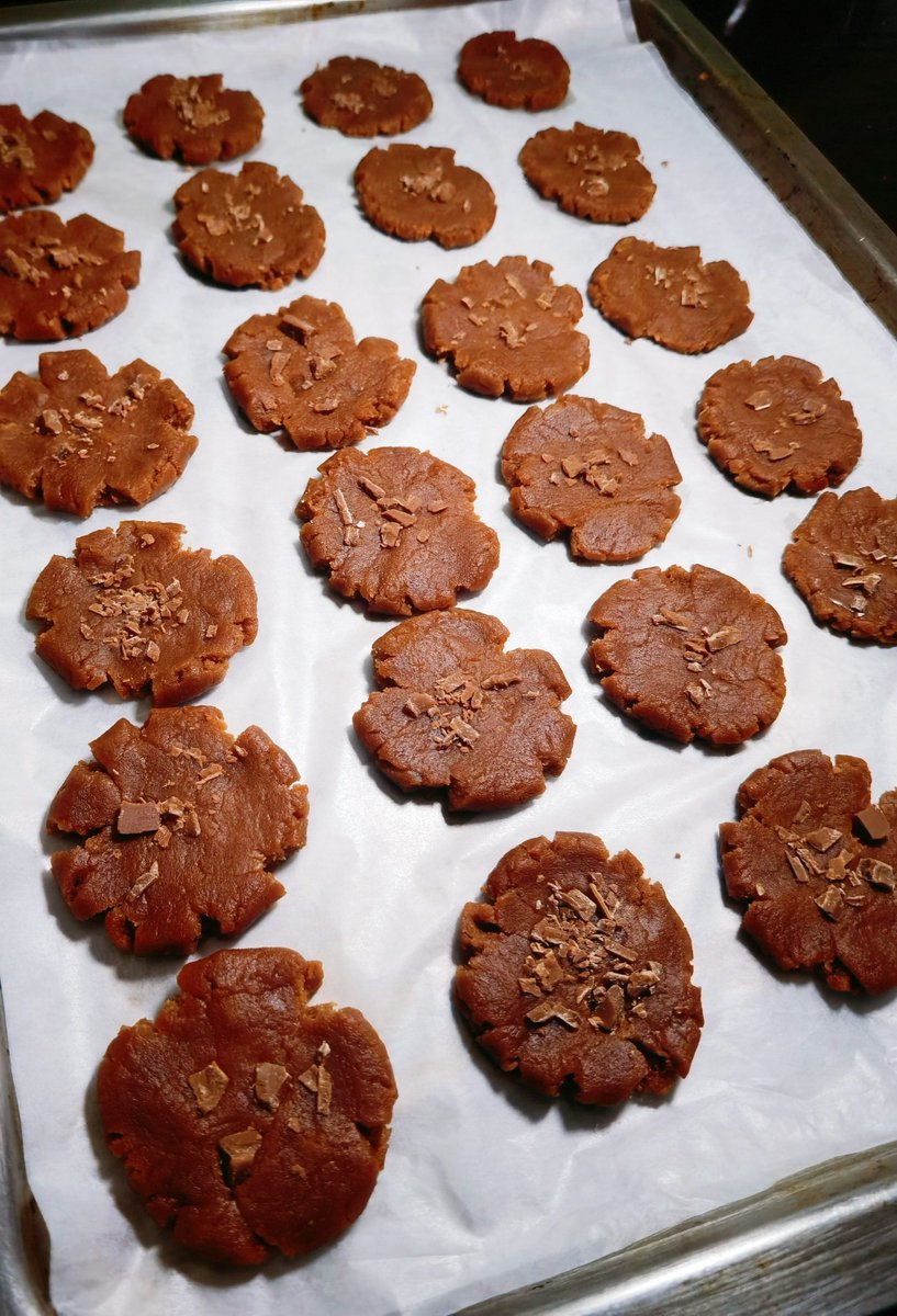 fawny453408's tweet photo. Just baked my favorite chocolate chip cookies, paired with a warm cup of tea on the lazy Sunday couch. Cozy home vibes hit different!， https://t.co/7dzE69QWmH