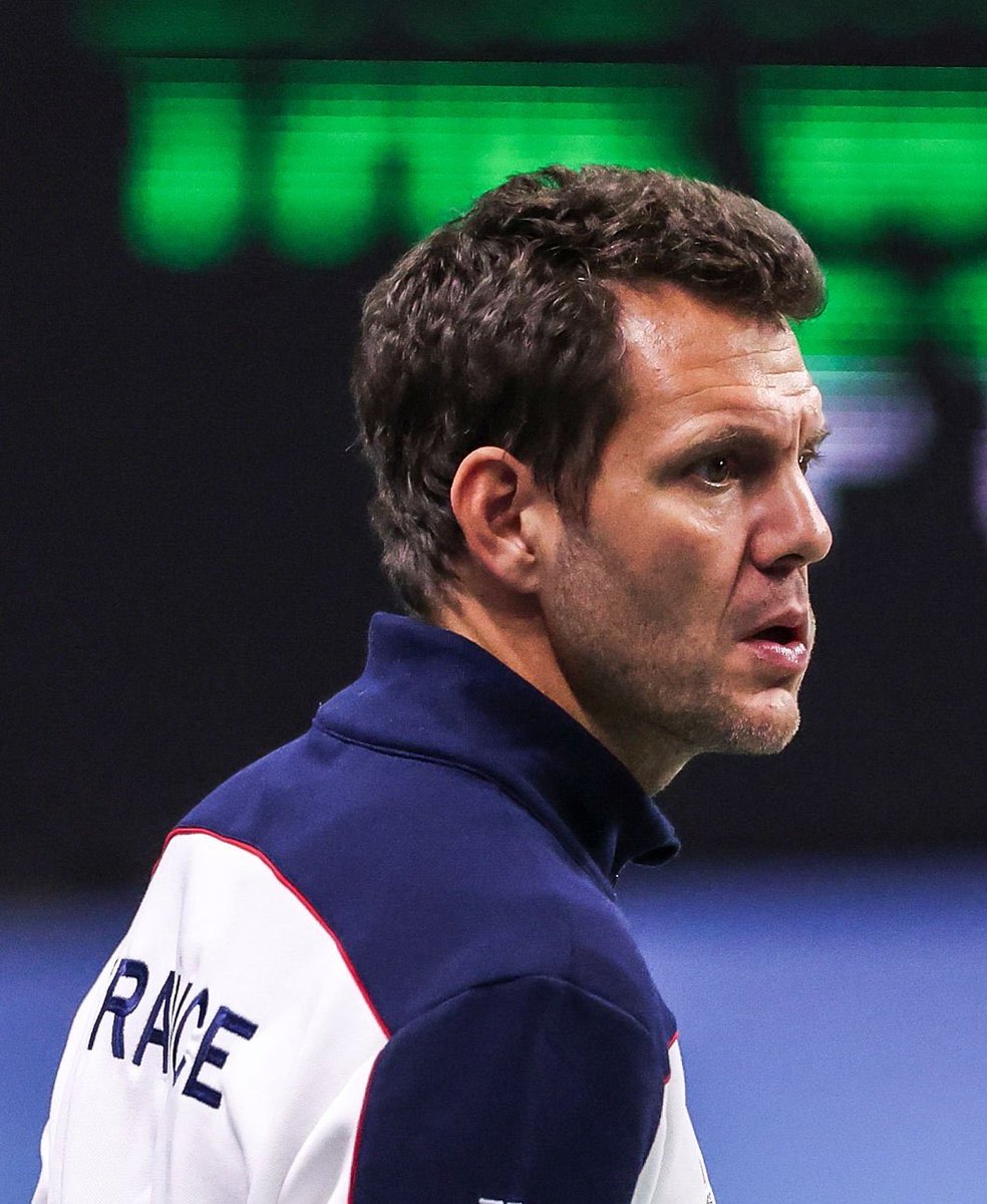 UniversTennis's tweet photo. L’ÉQUIPE DÉZINGUE LE TENNIS FRANÇAIS 😬🇫🇷

Après l’élimination des Bleus en Coupe Davis, le dernier article du journal est particulièrement salé. 👇

🗣️ « La France a tout d’un club de Ligue 2 au budget taillé pour la Ligue des champions. »

🗣️ « Elle brille en ATP 250 et carbure en Challengers, mais dès que la pente se raidit au meilleur des cinq sets, RIDEAU. »

🗣️ « 3 quarts de finale sur les 38 derniers Grands Chelems masculins, joli score pour une nation dont la Fédération est perfusée aux bénéfices colossaux de Roland-Garros. »

🗣️ « Le principal fait d'armes à l’US Open est d’avoir dépassé le quart (de finale) du montant total des amendes récoltées pendant le tournoi. » 

🗣️ « L’humilité est une qualité qui n’est pas partagée par tous dans les rangs tricolores. Ce ne sont pourtant pas les miroirs qui manquent dans les vestiaires du circuit. »
