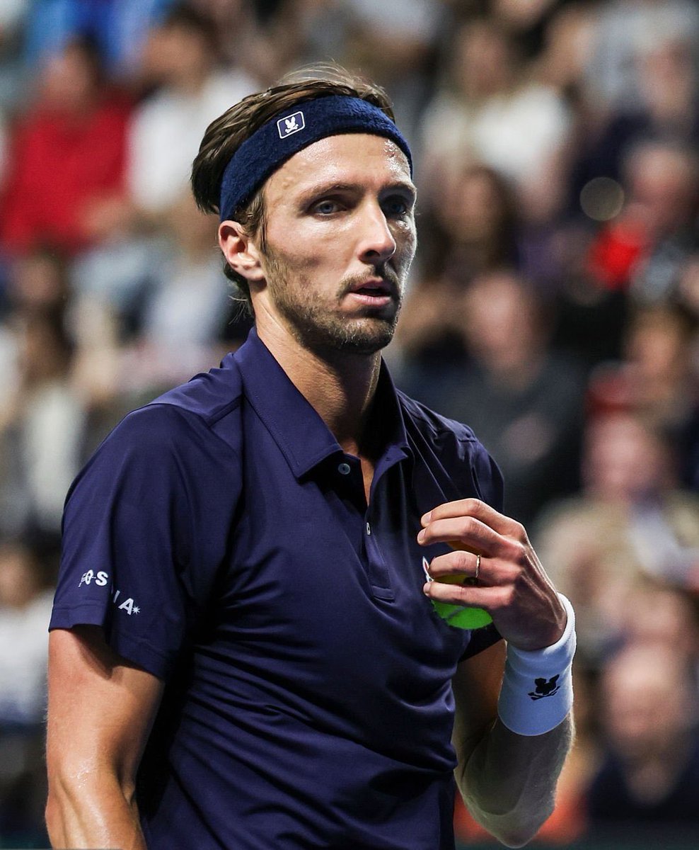 UniversTennis's tweet photo. L’ÉQUIPE DÉZINGUE LE TENNIS FRANÇAIS 😬🇫🇷

Après l’élimination des Bleus en Coupe Davis, le dernier article du journal est particulièrement salé. 👇

🗣️ « La France a tout d’un club de Ligue 2 au budget taillé pour la Ligue des champions. »

🗣️ « Elle brille en ATP 250 et carbure en Challengers, mais dès que la pente se raidit au meilleur des cinq sets, RIDEAU. »

🗣️ « 3 quarts de finale sur les 38 derniers Grands Chelems masculins, joli score pour une nation dont la Fédération est perfusée aux bénéfices colossaux de Roland-Garros. »

🗣️ « Le principal fait d'armes à l’US Open est d’avoir dépassé le quart (de finale) du montant total des amendes récoltées pendant le tournoi. » 

🗣️ « L’humilité est une qualité qui n’est pas partagée par tous dans les rangs tricolores. Ce ne sont pourtant pas les miroirs qui manquent dans les vestiaires du circuit. »