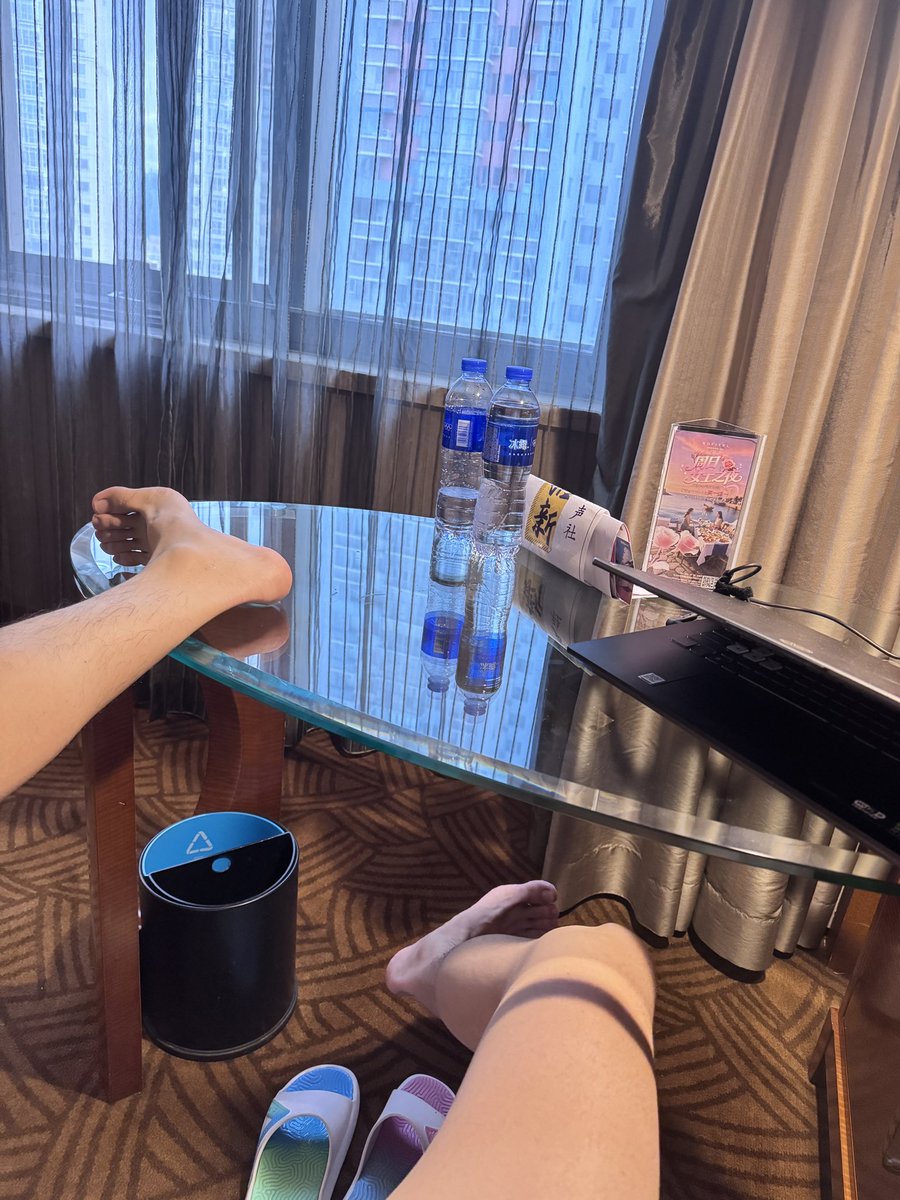 1szhang's tweet photo. 光脚会喜欢么 https://t.co/gY0svpuFSy