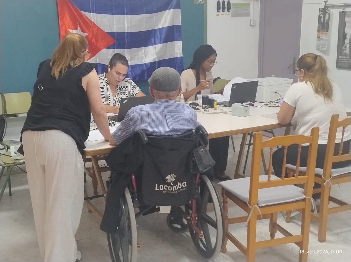 castromedinaale's tweet photo. Con mucho placer, nuestro Consulado General en Barcelona, se trasladó a Valencia para ofrecer servicios consulares a cubanos residentes, ayudar a encaminar sus gestiones, apoyarlos y esclarecer sus dudas, lo cual agradecieron.
#Cuba https://t.co/Iz10ngsCJw