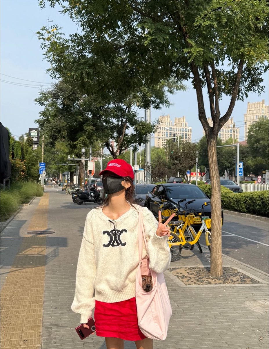sunqiansource's tweet photo. [📸] 260919 #SunQian spotted!

A Weibo post shared today reported that a netizen happened to meet Sun Qian while she was out with her 小狗. 👜🐶

Based on her outfit, the sighting appears to be from yesterday, matching the photos she shared on Instagram.

The original post simply read: “Well, I met Sun Qian by chance… So beautiful.” 🤍

 #孙千 #손천
