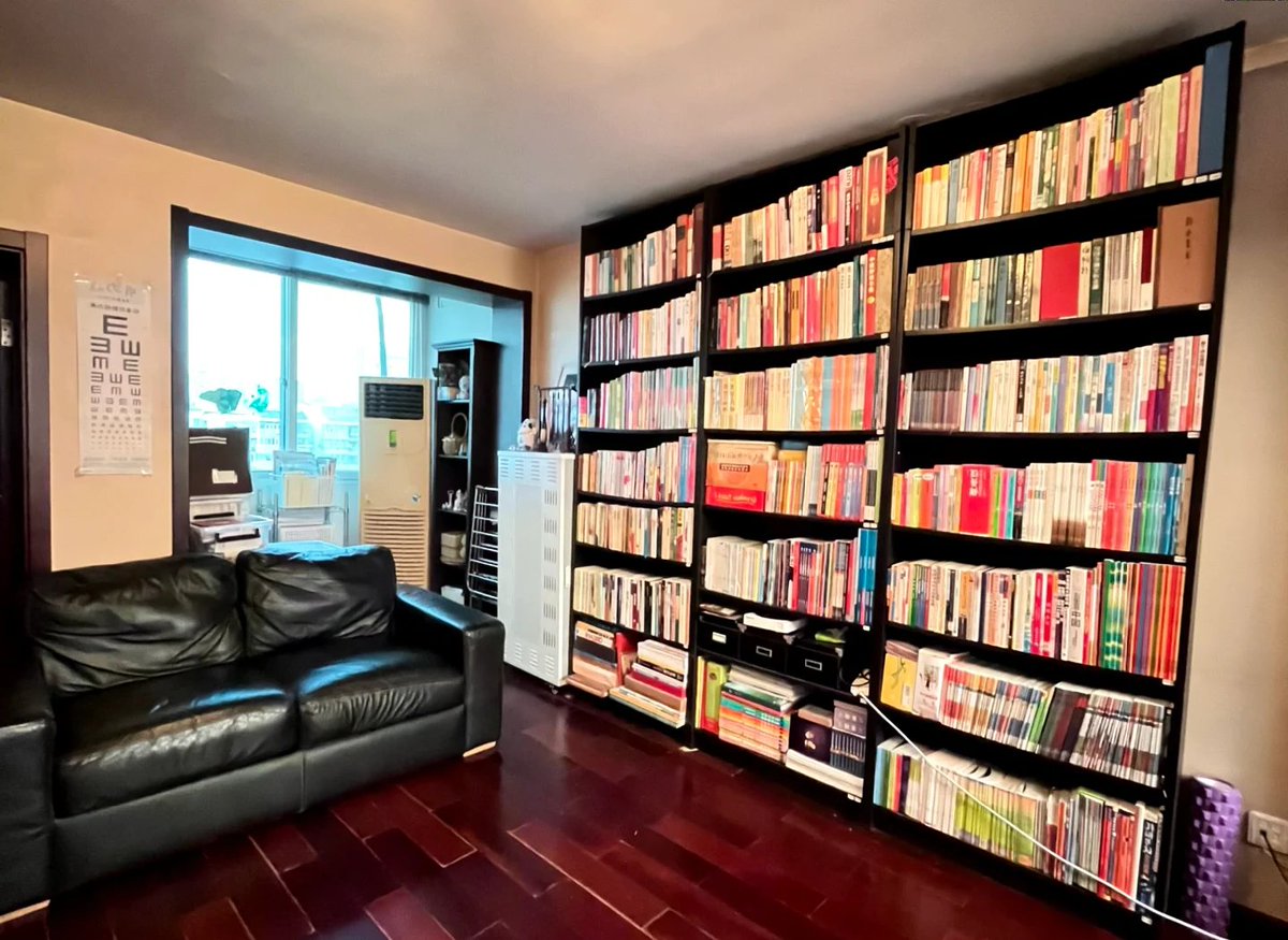 cindy193800's tweet photo. Decluttered my bookshelf today! Found 3 unread books + 2 cute vintage pins to resell. Old stuff = little treasures, just need a fresh look. https://t.co/boEMoBB5JZ
