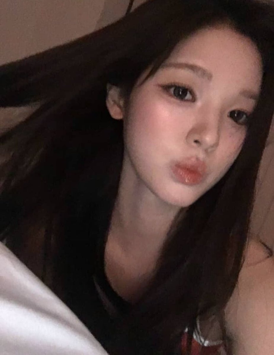 yooharmm's tweet photo. a little late-night moment, featuring messy hair, sleepy eyes, and a tiny pout because apparently that’s my favorite expression today &amp;___&amp; )/ ᰍ https://t.co/eghCrE0eAV