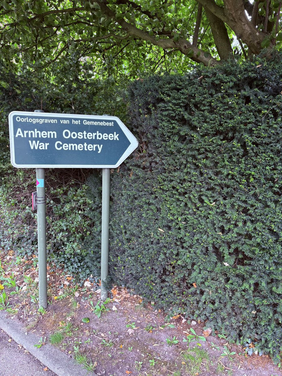 KJvanWijk's tweet photo. Zondagochtend - op weg naar de Airborne herdenkingsdienst op Arnhem
Oosterbeek War Cemetery.
#MarketGarden https://t.co/3rnzTk8EQ9