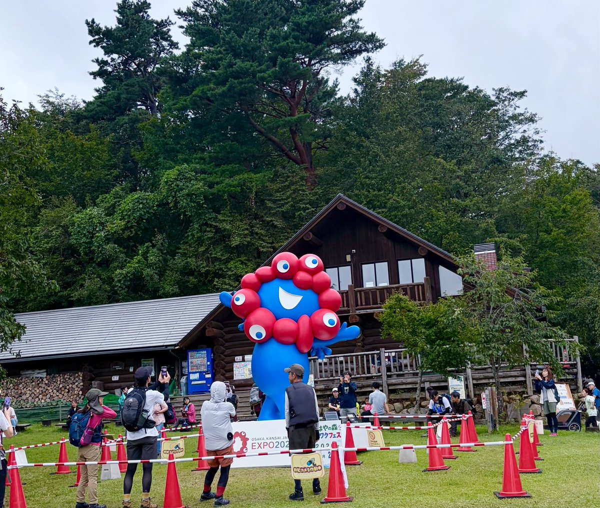 JUNCO36141's tweet photo. 金剛山頂🏔️おさかな元気でした！
ミャクミャクも来てた https://t.co/viluvPfBp9