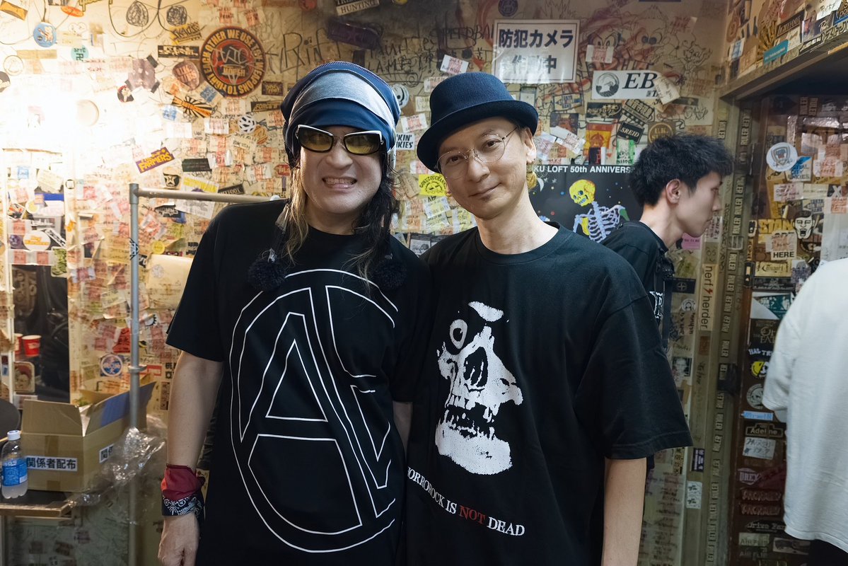 HIROSUKE_BALZAC's tweet photo. 昨夜の新宿LOFT。その③。
AA＝のTAKESHIさん。AA＝♯7のツアーの時、アンコールでBALZAC Tシャツを着てくれてたので、自分が復活する時のアンコールでは、AA＝Tシャツを着るって決めてました。 https://t.co/PPTv0aYdey