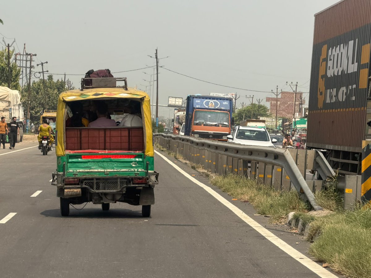 PramodS1619's tweet photo. @Uppolice @uptrafficpolice @meerutpolice
@meeruttraffic
20 Sep 2026 मेरठ, NH-58, दिल्ली-देहरादून नेशनल हाईवे की स्थिति हैें/ ऑटो-रिक्शा बिना नंबर प्लेट  के साथ खुलेआम सड़कों पर चल रहे हैं। उन्हें पुलिस का कोई डर नहीं है और ऐसा लगता है कि पुलिस ऐसे वाहनों की कोई जांच भी नहीं करती है। इसीलिए वे बिना किसी डर के चल रहे हैं।