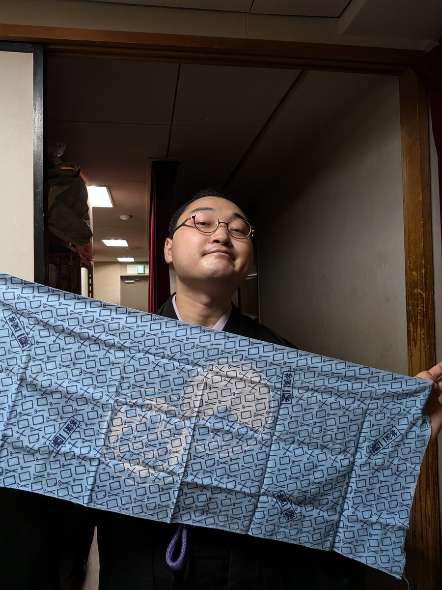 3utmanto's tweet photo. 本日9/20は二楽師匠追善興行千穐楽。
八楽兄さんこちらの手拭いずっと懐ん中入れてたんだって。
そりゃ心強いねえ。　
千穐楽はどんな高座になるのか。
まだ開場したばかり！
間に合いますよー！ https://t.co/rbdFM4BsWk