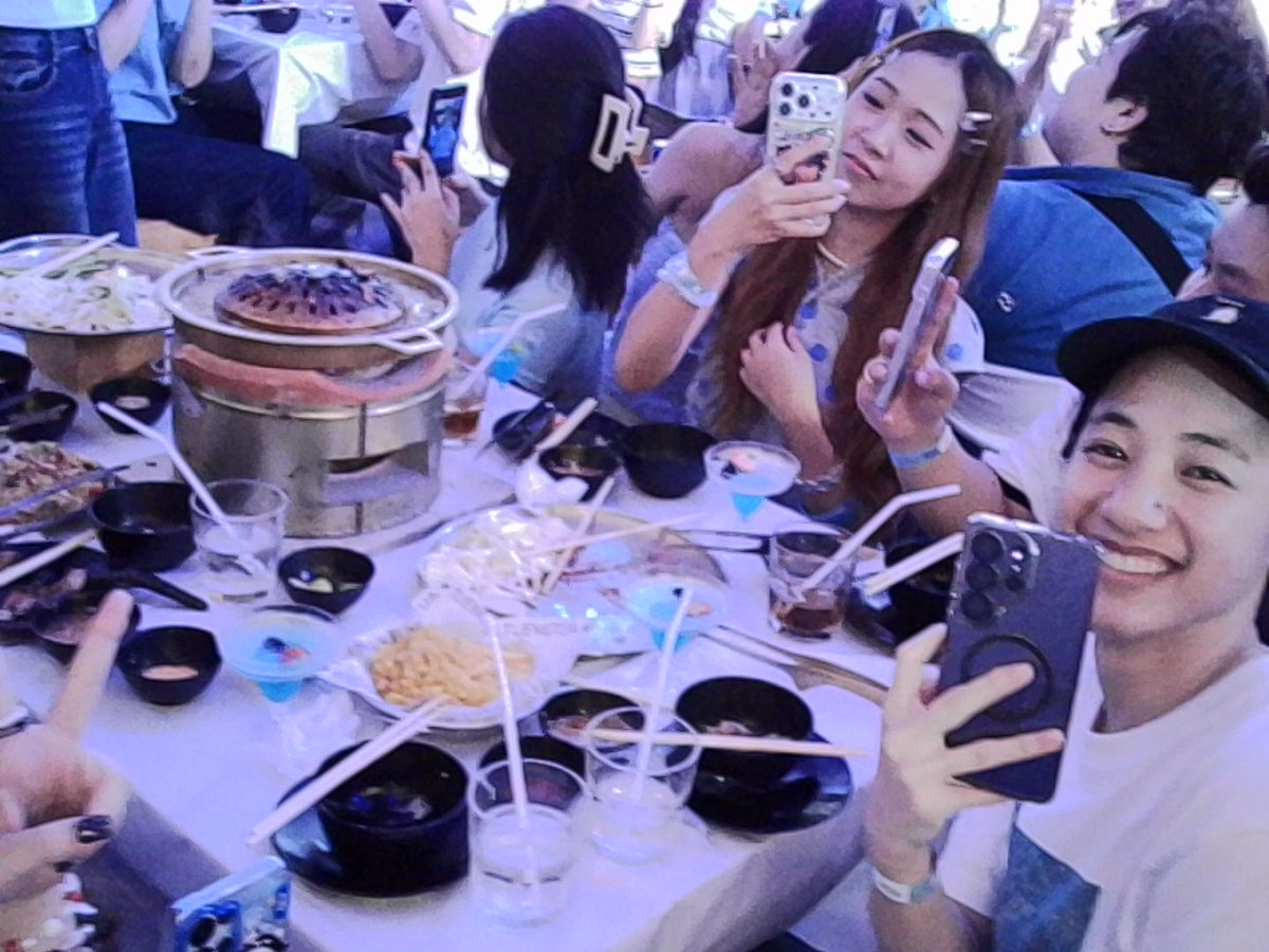 WeLoveHadaLabo's tweet photo. 4EVE Cam: ติดเริ่ดเลยล่ะอัลบั้มนี้ 💖✨ มาดูฝีมือรูปสวยๆ จากแฮนน่าคนสวยขาของพวกเรากัน!

#HadaLabox4EVEอีสอีสหมูทะ
#4EVEGirlLikeGrillGlow
#4EVExHadaLabo
#Hannah4EVE #4EVE https://t.co/icEL66zqRj