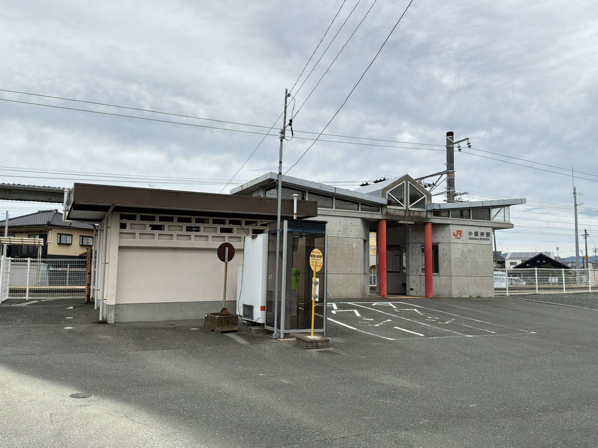 nama_kaeru's tweet photo. 今朝は雨が降り始める前に、小坂井駅から豊川駅まで歩きました。
豊川のあげ堀跡なんじゃないかと思わせるクネクネ道をずっと歩いていったんですが、一続きの水路とはいえないものの、湧水がとても多く、湧いてすぐ暗渠に潜るものもあり、類を見ない素晴らしい道でした。もっと有名になってもいいのに https://t.co/X94Om9TXgN