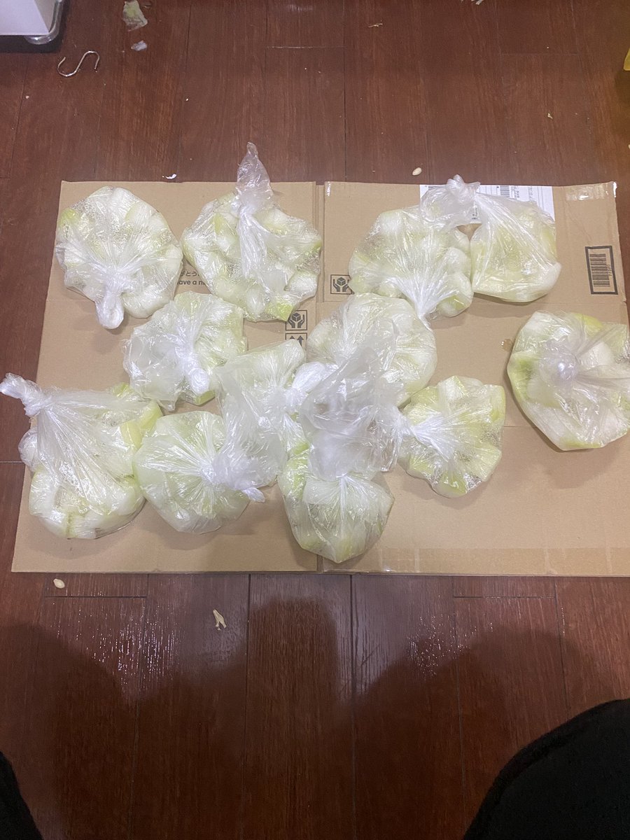 soratonamae's tweet photo. 長谷川さんこんにちは。
冬瓜5.3キロを下茹で冷凍、冷蔵したものが家にあり、こちらの水餃子を作りたいと思っているのですが、このレシピが長谷川さんの著書に収録されているようでしたらぜひ購入したいと考えているので、どの本かぜひ教えていただけませんでしょうか。 https://t.co/OC4F5Yz2Eu