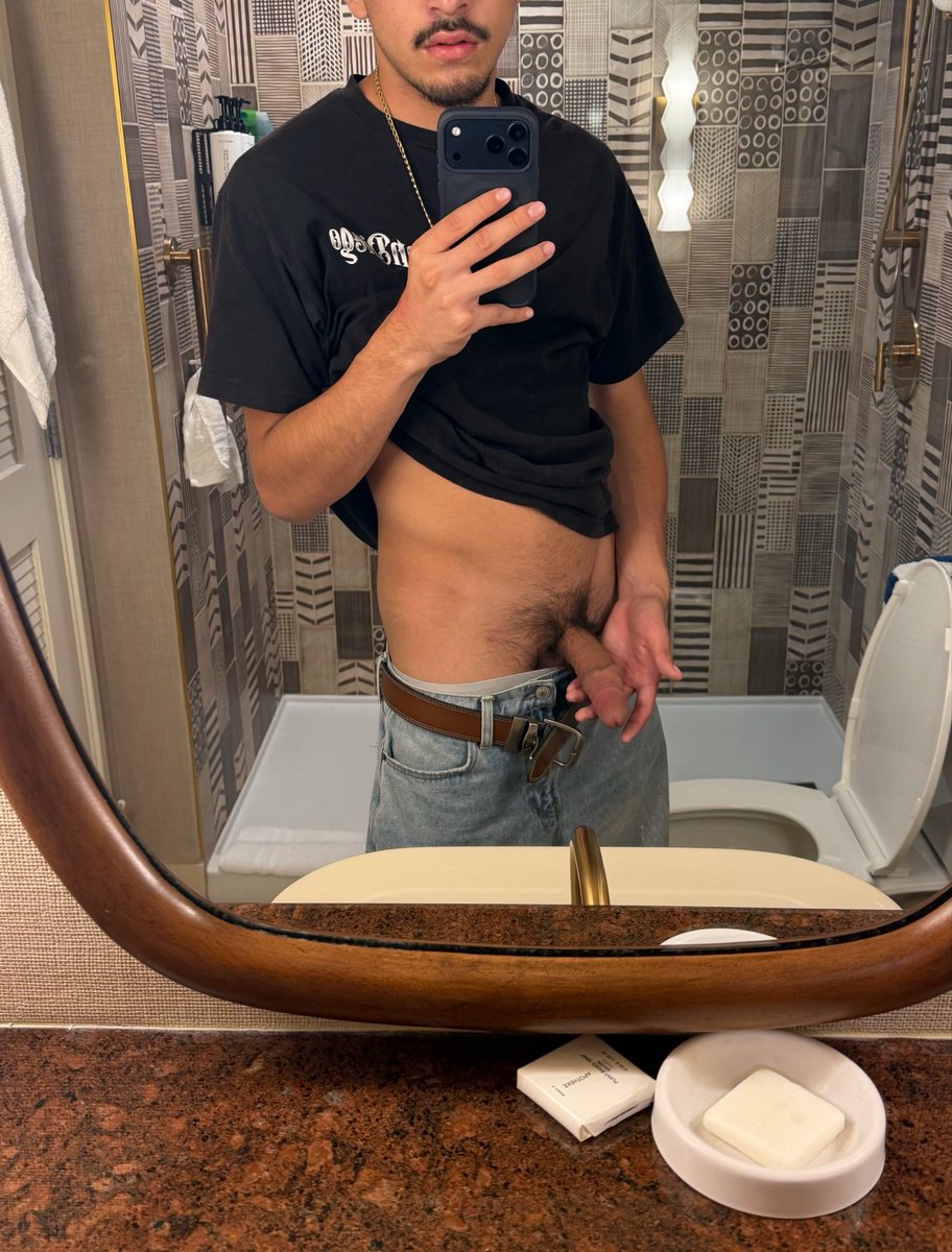 qtmichael08's tweet photo. He snuck out to say goodnight 🔥🥵 https://t.co/0K8hou7sEw