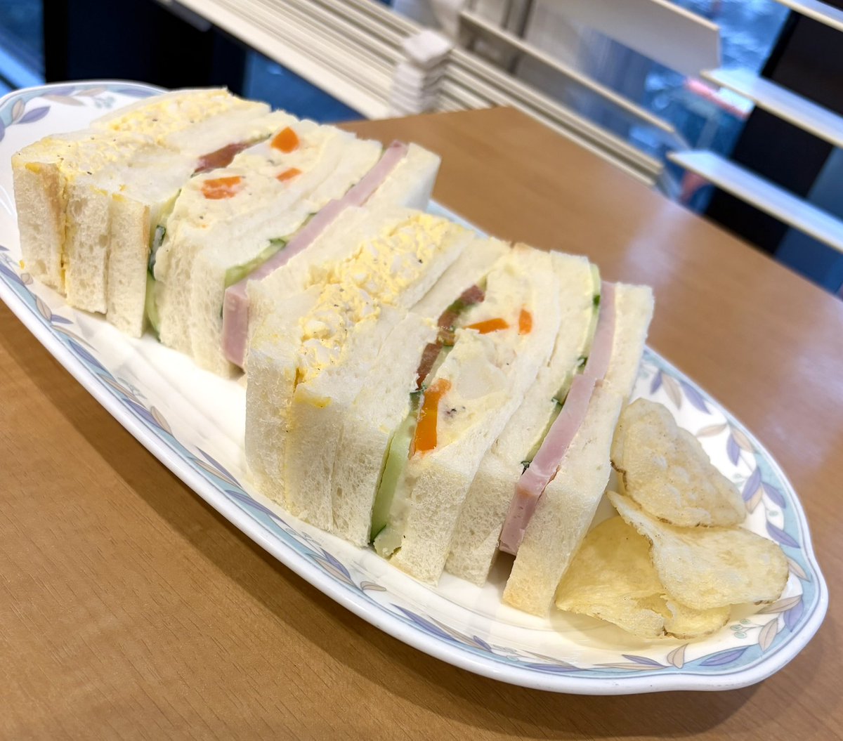 k_aede_dayo's tweet photo. 上司に勧められた喫茶店、マジで古き良き喫茶店って感じだった
2枚目のやつ見た目かなり特殊だけどスポンジとバニラアイスとチョコだから味はマジで想像したものそのままでニコニコしてる https://t.co/AopEQl84iI