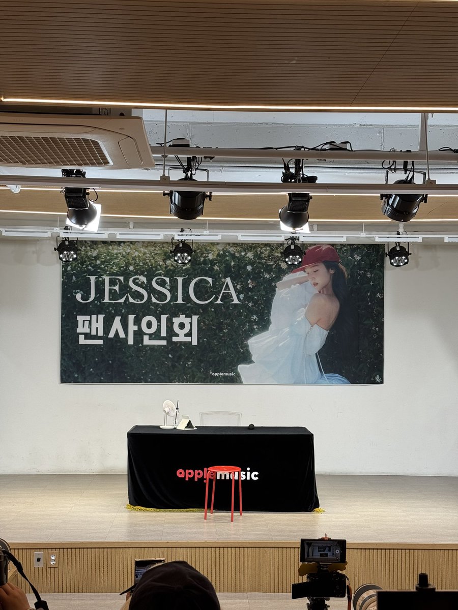 syjbase's tweet photo. Today is Jessica's Seoul online &amp; offline fan meeting https://t.co/M6WvFIsVOJ