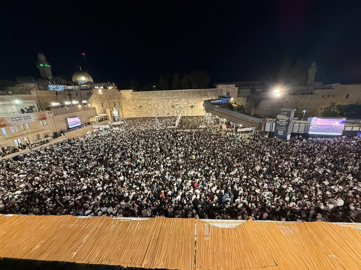 yousefaldomouky's tweet photo. يتيمًا وحيدًا يا مسجد رسول الله! 
يتيمًا وحيدًا يتداعى عليك الأكلة، وقد استشهد أصحابك في أرض غير بعيدة عنك، لأنهم لم يتمهلوا حتى يبنوا قوةً كقوة عدوهم، يردعونه بها، لأنهم علموا أن لن يمهلهم أحدٌ ليفعلوا ذلك ولو بعد مئة عام، فكان سلاحهم الإيمان والغيرة عليك، ثم من بعدهما ما تيسر من البارود! 
..
الله أكبر كيف هانت علينا وحشتك؟ أفيرضى بهوانك مؤمن؟ أوَيبقى من إيمانه ��يء وقد فرق بين القبلتين والمساجد الثلاث؟ والله كأني أسمع صوت نهنهتك، كأزيز مرجل يغلي، يحاول كتم نشيجه، لكن ما من سبيل، وقد مزج صوتك نقيق الخنانيص من حولك، يقضون ليلتهم تلك في تدنيسك، ثم الليلة التالية في ناطحات سحابنا العربي!
..
بل ويطبعون على جدارك يا مسرى النبيّ! 
ويتسافلون مع السفلة في جوارك وحصارك، يرسلون القوت والعتاد والمدد، ويستقبلون منهم الزائر والجائل، ويشقون لهم لو أرادوا طريقًا في قلوبهم إلى خواصر بلادنا المدماة، وفاءً لعهد إلههم الأكبر، أيا من كان اسمه ورسمه، المهم أنه يقيم في البيت الأبيض، ولأن تهدم حجرا حجرا أهون عليهم من احتكاك ظفر بطلاء المكتب البيضاوي!
..
ومع ذلكم الكرب الشديد، وذل الأمة ذلا لم تعشه طوال ألف وخمسمئة عام، فإنها و��لله لم تعدَم الرجال، وسيخرج من بين ظهرانيّ الطغاة السفلة، والمحتلين الكفرة، من يمسح عن وجهك كل رجس، ويعيد لقبتك بهاءها ولمآذنك نداءها: الله أكبر الله أكبر!