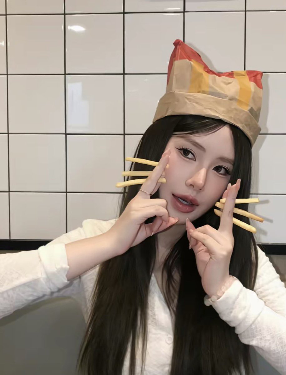 DJLAMOON's tweet photo. IM SO HAPPY THAT ALL MY FRIENDS HAVE FRIES IN THE FACE 🍟😻📈

@McCat__ https://t.co/5hjk8poTEN