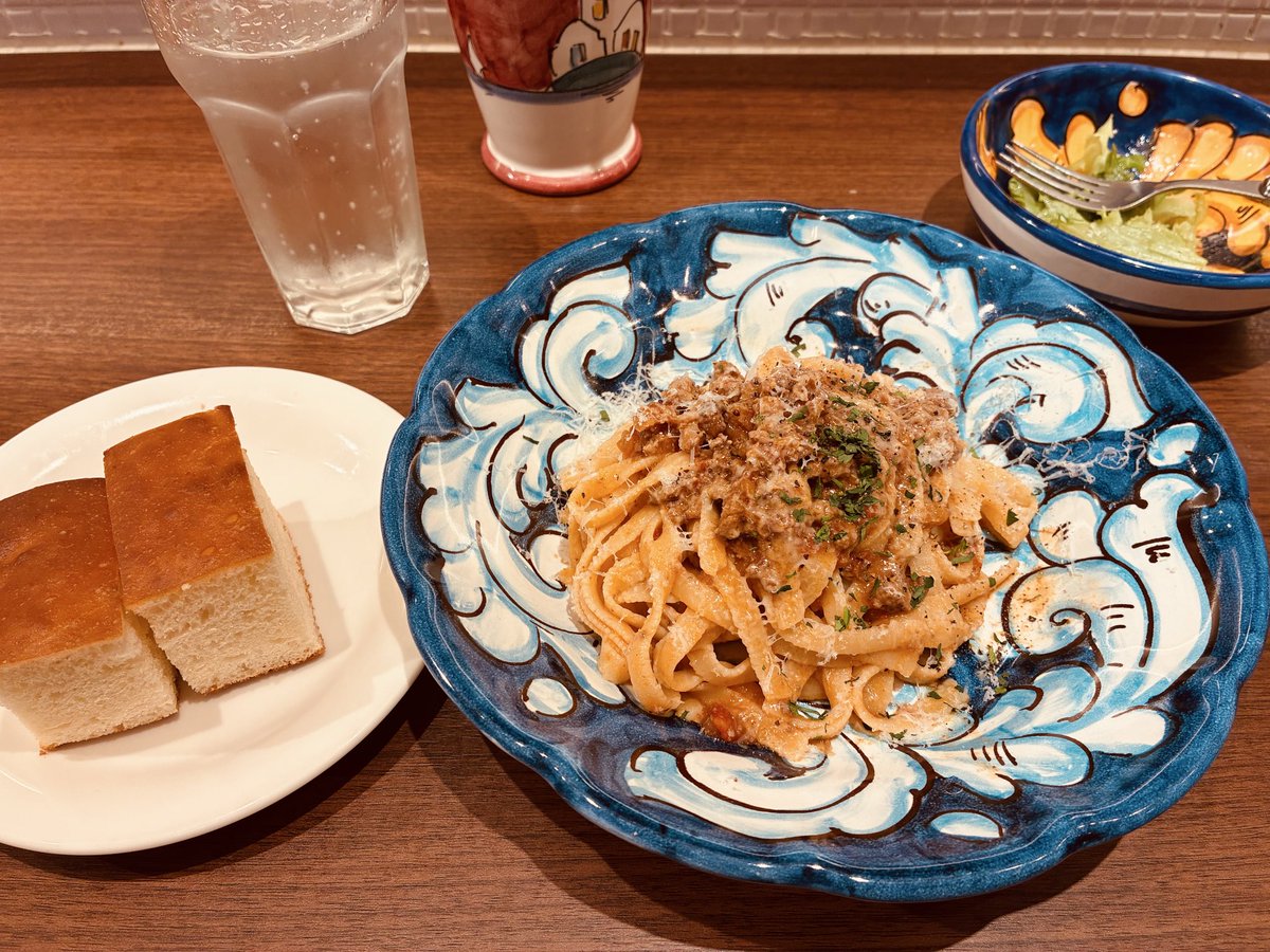 sa1_niti's tweet photo. この前のオフ会で寺社仏閣に行きたい気持ちになったから今日は何気に行ったことがなかった東本願寺に行ってきました！御堂を吹き抜ける風と畳の匂いがとても気持ちよかった✨静かに考え事したい時にまた行こうかな😌
あと美味しいパスタとお勧めいただいた本も購入出来て良い一日だった😊 https://t.co/tr49veADe1