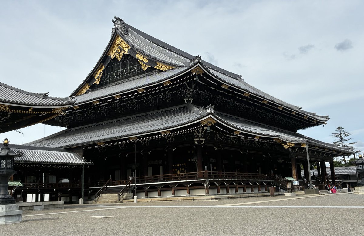 sa1_niti's tweet photo. この前のオフ会で寺社仏閣に行きたい気持ちになったから今日は何気に行ったことがなかった東本願寺に行ってきました！御堂を吹き抜ける風と畳の匂いがとても気持ちよかった✨静かに考え事したい時にまた行こうかな😌
あと美味しいパスタとお勧めいただいた本も購入出来て良い一日だった😊 https://t.co/tr49veADe1
