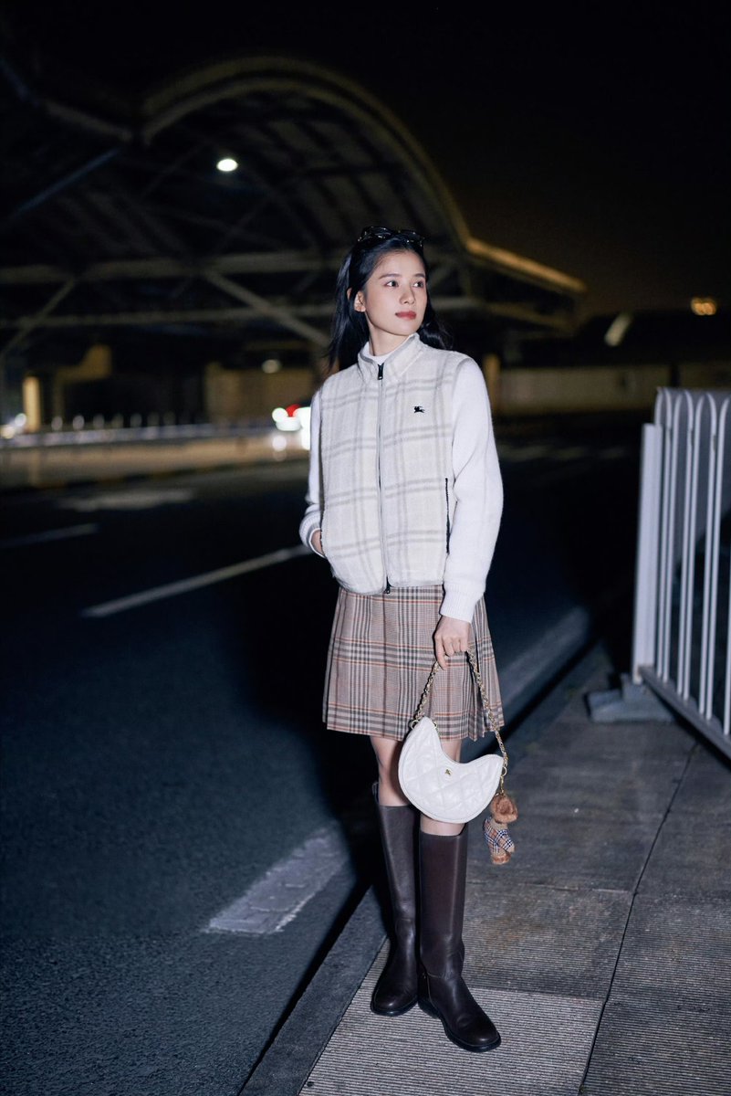 diagold12's tweet photo. [260920]  JingYi studio weibo update

A gentle autumn day, full of style.
London—setting off again with #ZhangJingYi. 🛫

#ZhangJingyixBurberry
#LondonFashionWeek https://t.co/32xXMt1rIj