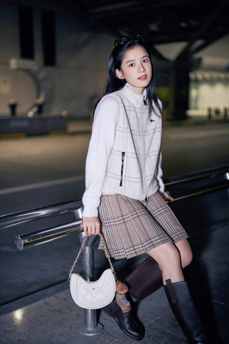 diagold12's tweet photo. [260920]  JingYi studio weibo update

A gentle autumn day, full of style.
London—setting off again with #ZhangJingYi. 🛫

#ZhangJingyixBurberry
#LondonFashionWeek https://t.co/32xXMt1rIj