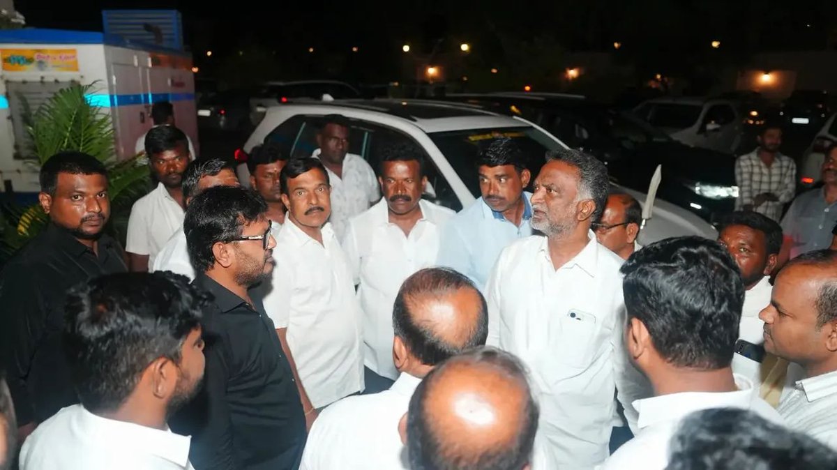 KSBasavanthappa's tweet photo. ದಾವಣಗೆರೆ ನಗರದ ಎಸ್ ಎಸ್ ಕನ್ವೆನ್ಷನ್ ಹಾಲ್ ನಲ್ಲಿ ನಡೆದ ಜಗಳೂರು ತಾಲ್ಲೂಕಿನ ಮೆದಗಿನಕೆರೆ ಗ್ರಾಮದ ಮುಖಂಡರು ಹಾಗೂ ಆತ್ಮೀಯರ ಪುತ್ರನ ನಾಮಕರಣ ಸಮಾರಂಭದಲ್ಲಿ ಭಾಗವಹಿಸಿ ಶುಭ ಹಾರೈಸಿದೆ.
#KSBasavanthappa #Jagaluru #Ministerbasavanthappa https://t.co/HhrY3aPc3O