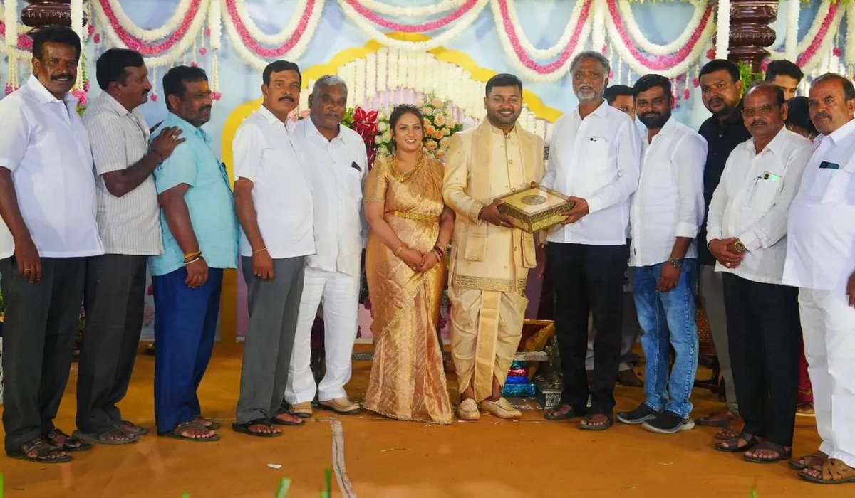 KSBasavanthappa's tweet photo. ದಾವಣಗೆರೆ ನಗರದ ಎಸ್ ಎಸ್ ಕನ್ವೆನ್ಷನ್ ಹಾಲ್ ನಲ್ಲಿ ನಡೆದ ಜಗಳೂರು ತಾಲ್ಲೂಕಿನ ಮೆದಗಿನಕೆರೆ ಗ್ರಾಮದ ಮುಖಂಡರು ಹಾಗೂ ಆತ್ಮೀಯರ ಪುತ್ರನ ನಾಮಕರಣ ಸಮಾರಂಭದಲ್ಲಿ ಭಾಗವಹಿಸಿ ಶುಭ ಹಾರೈಸಿದೆ.
#KSBasavanthappa #Jagaluru #Ministerbasavanthappa https://t.co/HhrY3aPc3O